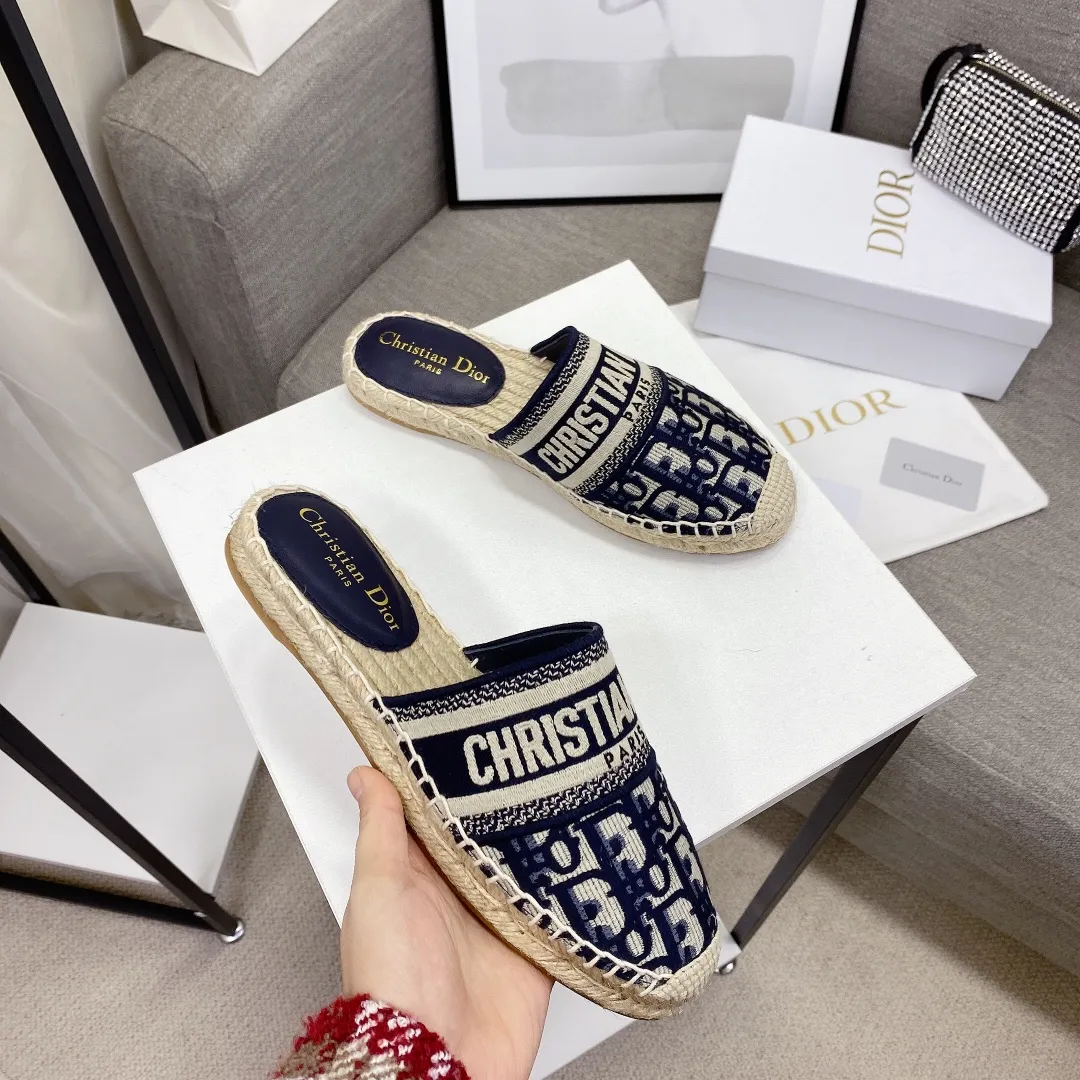 👟👟Ex-factory price👟👟Ex-factory price 400👟👟 Women's shoes Women's clothing Top version (original embroidery one to one method) If you want cheaper, please bypass Dior | Dior ²⁰²¹𝐬𝐬🧡💚2021 early spring new products Top version ⚠️The counter features the latest fisherman shoe series New hard goods 🆕❥Purchase level! Full of high-end feel! A popular model among bloggers at home and abroad, it’s retro and fashionable and looks amazing on your feet! Mainly recommended model on the official website ★━━━━━ ЅᏇєєt ━━━━━▪️ Upper: Original copy of pure cotton thread ➕ Three-dimensional electric embroidery ▪️ Lining: Imported water-dyed sheepskin lining ▪️ Outsole: Original handmade hemp rope combination wear-resistant rubber outsole ▪️ Shoe size: 35-39 (40 is custom-made and cannot be returned or exchanged) ▪️